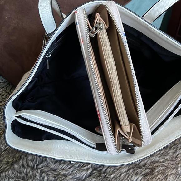 Guess Los Angeles, floral and white  tote with keychain and wallet. - Picture 3 of 3